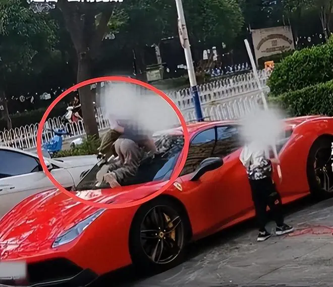 法拉利被当滑梯后续：4名家长只愿赔五百，警方介入车主硬气维权
