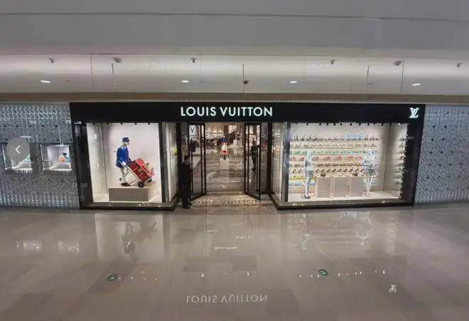 LV多家门店排队盛况不再；二手市场价格跳水，热门款价格腰斩，“冷门款跌穿地板”，二奢店：根本收不过来