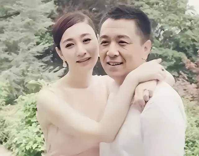 于和伟没说错！被传“婚变”的李小冉，12年前就给自己铺好了退路