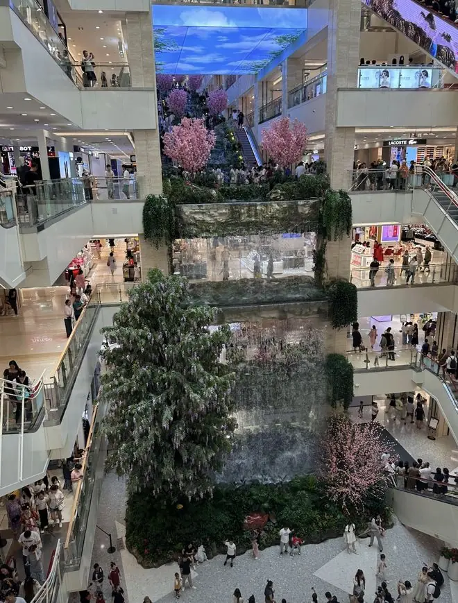 一商户负责人在西安赛格商场坠亡，生前好友：他曾变卖门店发工资，几年前已有抑郁倾向
