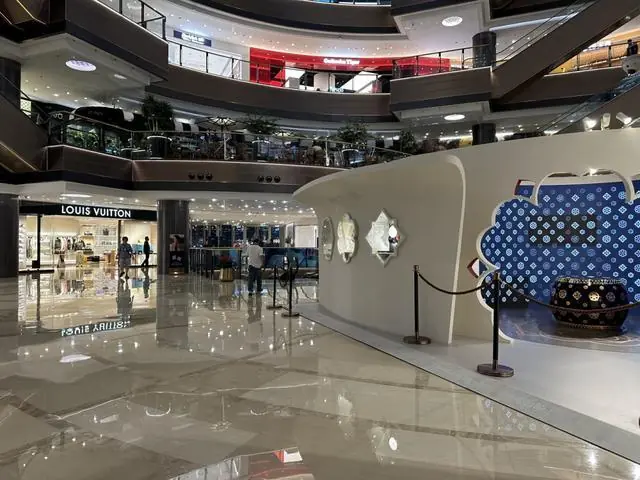 周大福“贴脸开大”LV？快闪店开到LV门口 大方展示传统宝相花纹，周大福门店：是新品常规线下展出，选址由公司和商场提前确定