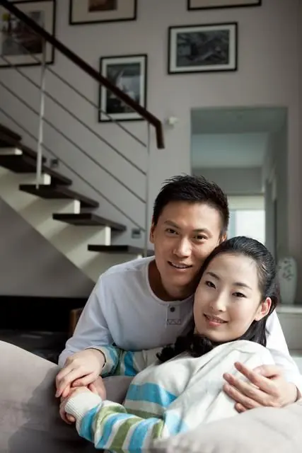 我28岁和一个漂亮阿姨同居了，说出来可能没人信，但我真的很爱她