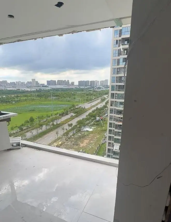 黄冈男子被龙卷风从12楼“吹”落仍昏迷，表哥来不及穿长裤，来回跑楼梯救出表弟全家