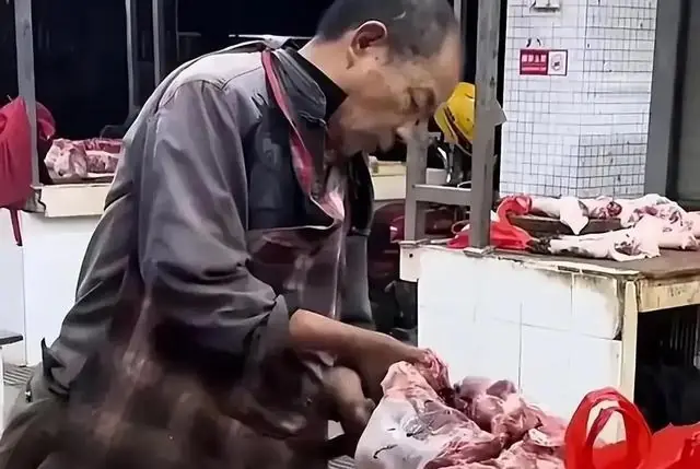 广东1男子卖猪肉45年，家徒四壁，谁料，外面却养着1000多个孩子