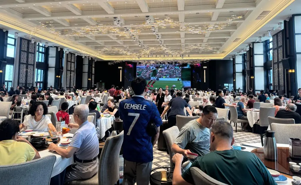 追光丨哨声一响，广东人把早茶店吃成观赛席