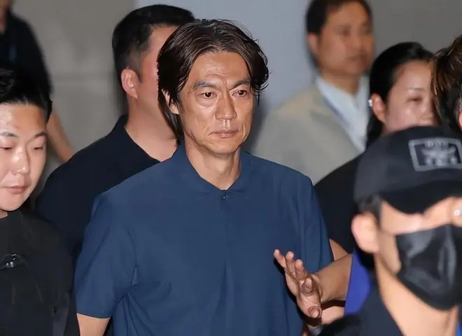 韩媒：韩国男足溃不成军，洪明甫与克林斯曼却卷走了超100亿韩元