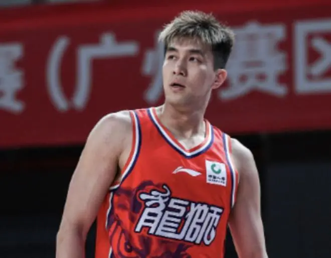 媒体人：广州龙狮将不会续约郭艾伦，但继续为他提供康复费