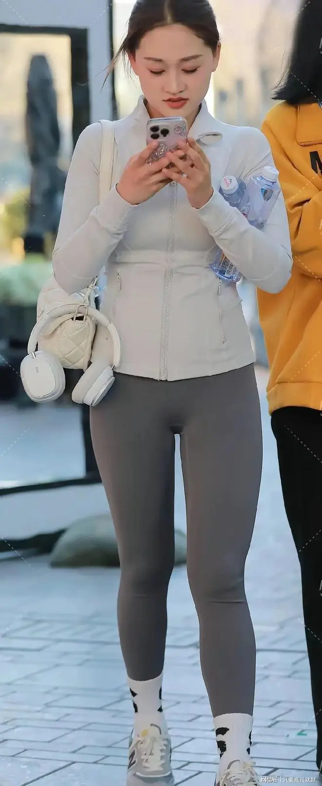 温柔人妻休闲街拍，浅灰瑜伽贴身套装，成熟熟女饱满曲线完整勾勒