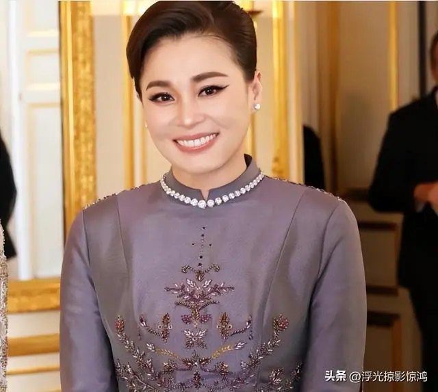 苏提达陪泰王亮相凯旋门，谢天谢地王后擦掉粗黑眼线妆，不再拉胯