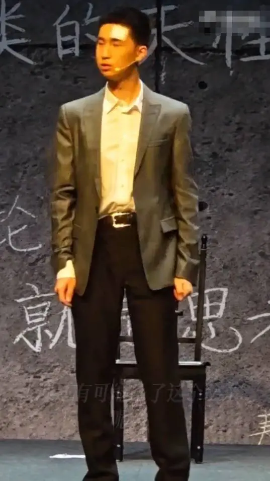 15 岁林大竣登台演话剧，神态举止酷似爸爸林永健