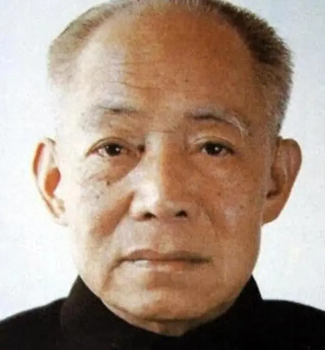陈丕显的夫人有多漂亮？1953年在上海的留影，才貌双全英气十足