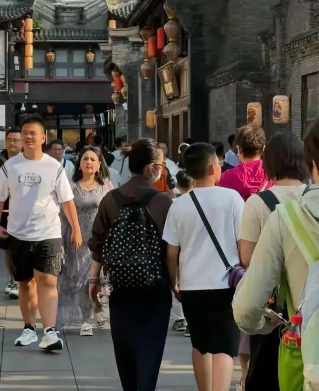 秦海璐暑假陪儿子逛街被偶遇，全程牵手热聊，儿子越长越像爸爸