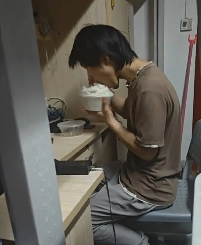 “一个月600块你要饿死他？”大学男生吃饭被偷拍，看的人心疼！