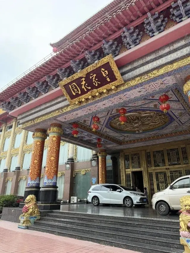 济南老牌高端酒店皇家花园停业，市民：交了近20000元押金打算10月给孩子办婚礼，只能另寻场地；工作人员：已全额退款30多万元的婚宴订单
