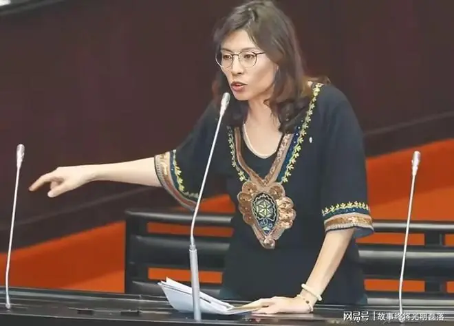 全程面色阴沉！郑丽文罕见表态，一句话道尽台湾无奈现状！